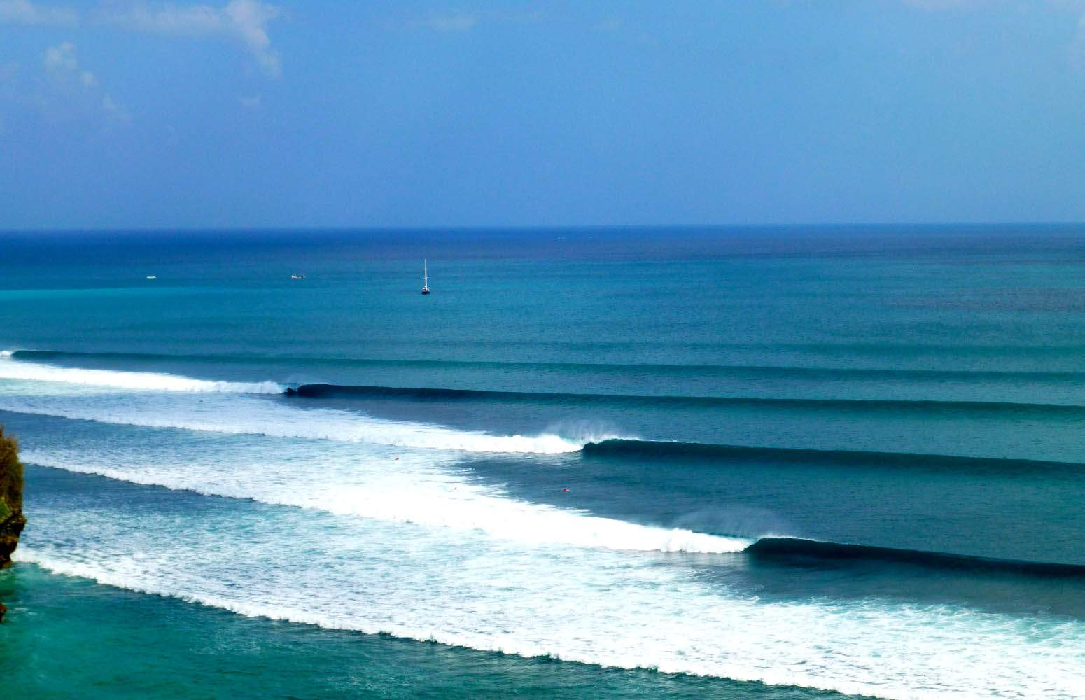 surftravel-Uluwatu_0000s_0008_0 DONDE PONERSE PARA COGER MAS OLAS